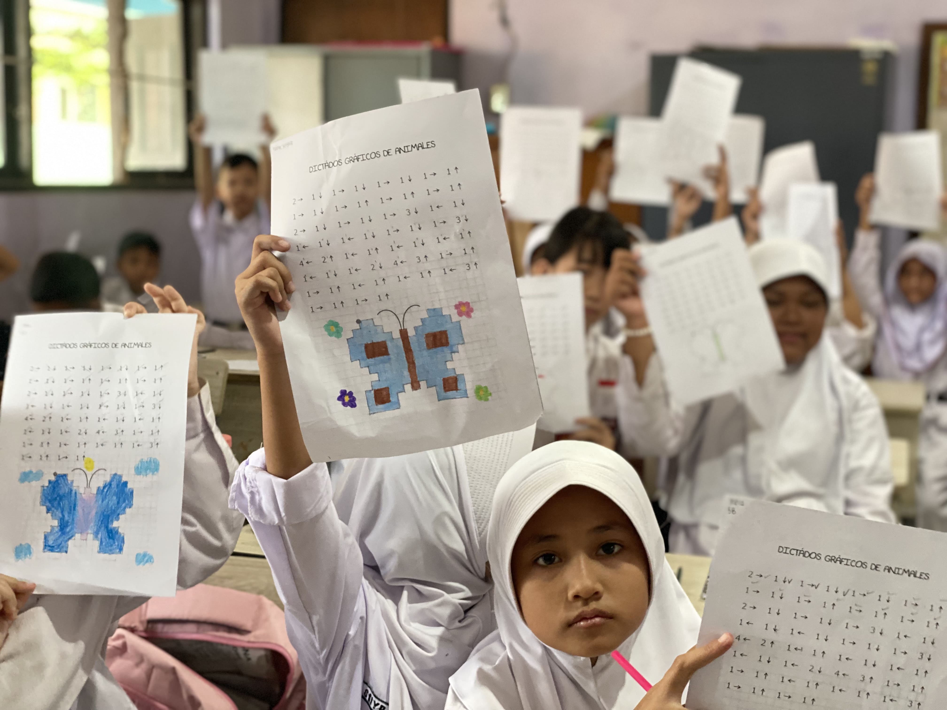 Tantangan edukatif berupa gambar misterius dengan petunjuk panah membuat anak-anak semakin bersemangat belajar numerasi di Kelurahan Pabuaran.