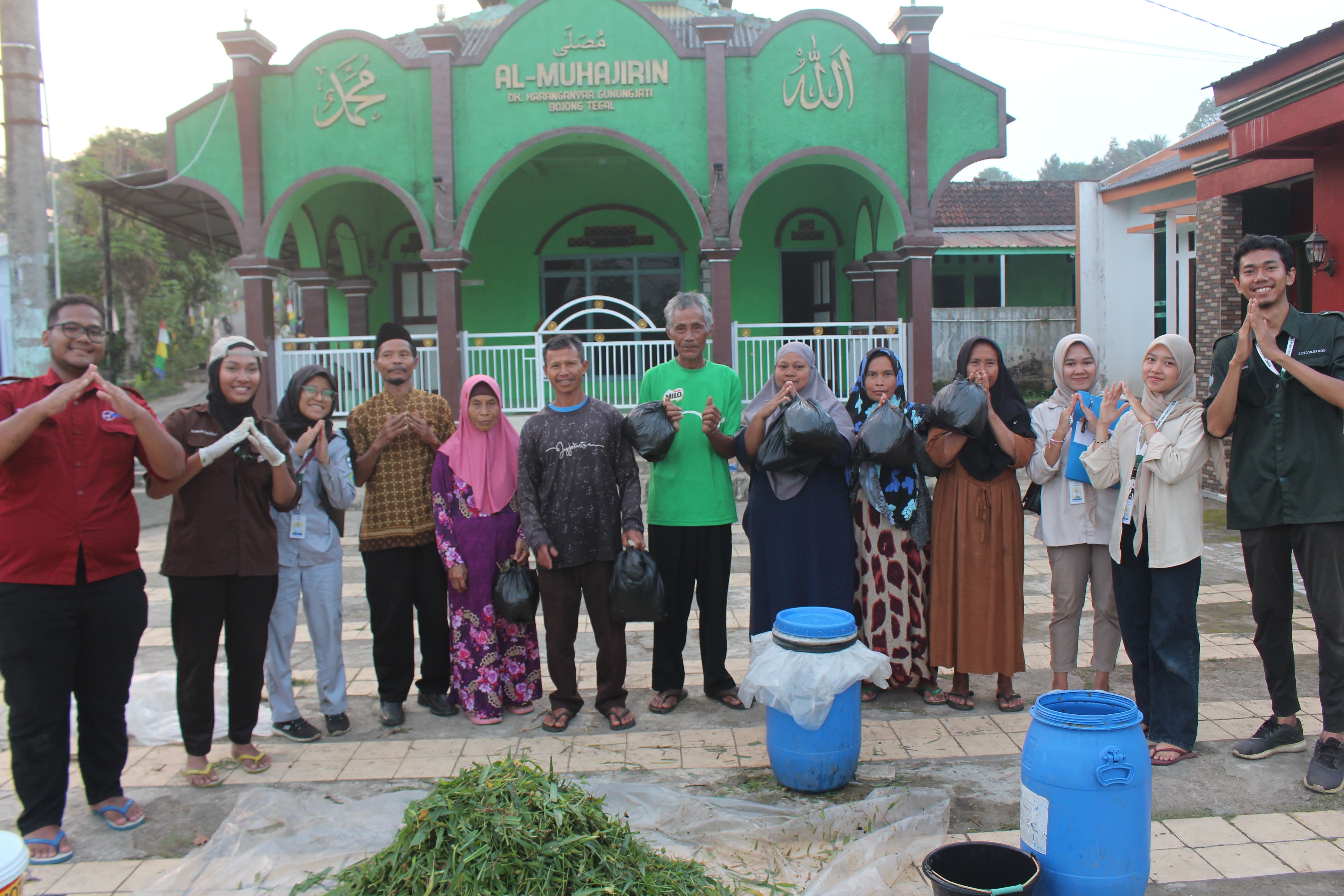 Dokumentasi bersama setelah sosialisasi dan demonstrasi pembuatan silase untuk pakan ternak