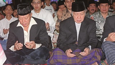 Kehangatan probosutedjo dan soeharto (sumber: AFP Photo/Nur)