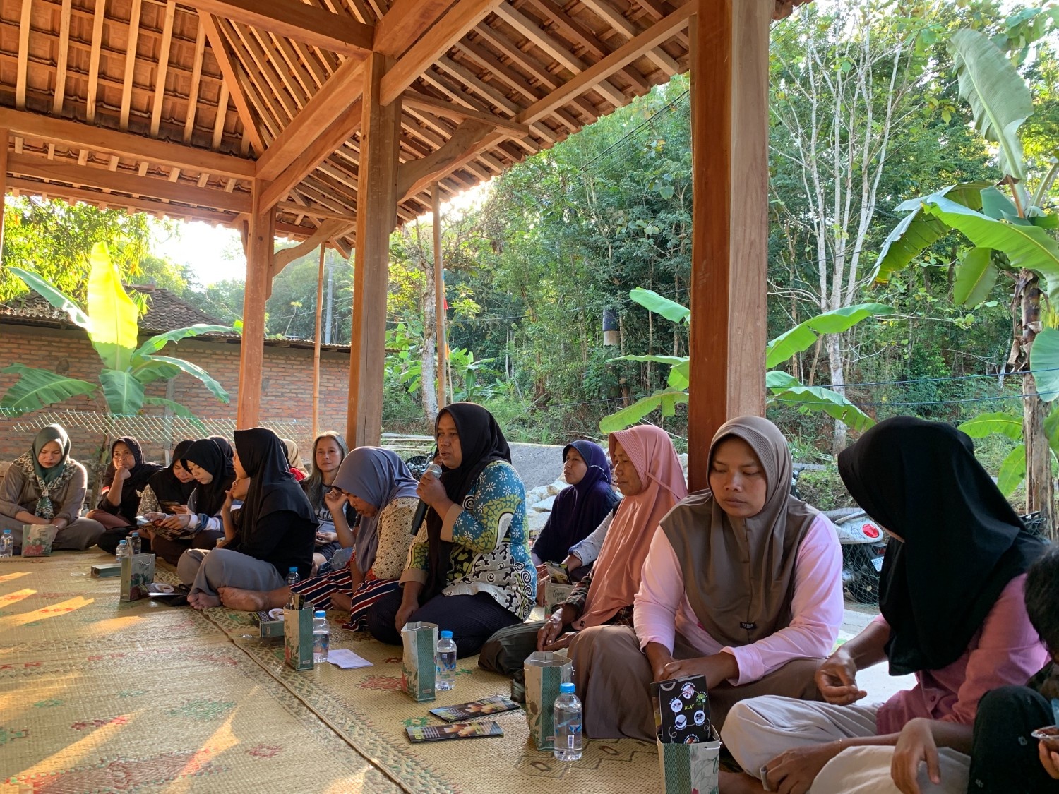 Sambutan Ketua PKK Dusun Sanggrahan II pada kegiatan Pelatihan Lilin Aromaterapi Wadah Bambu