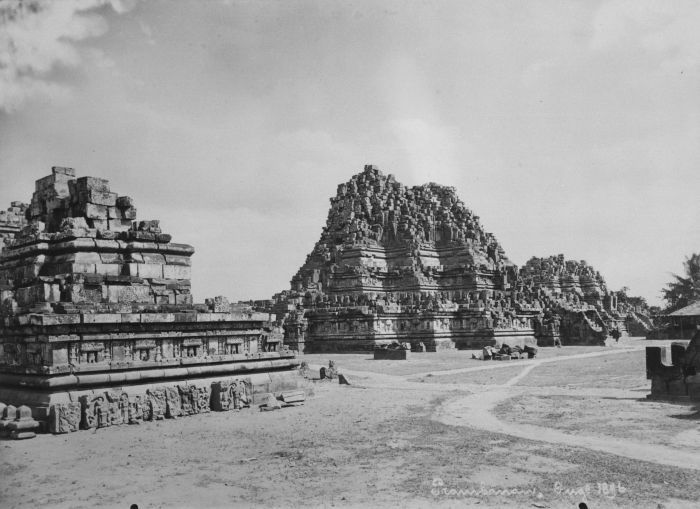 Foto Candi Prambanan karya Kassian Cephas, diambil pada agustus 1896 (Sumber: commons.wikimedia.org)