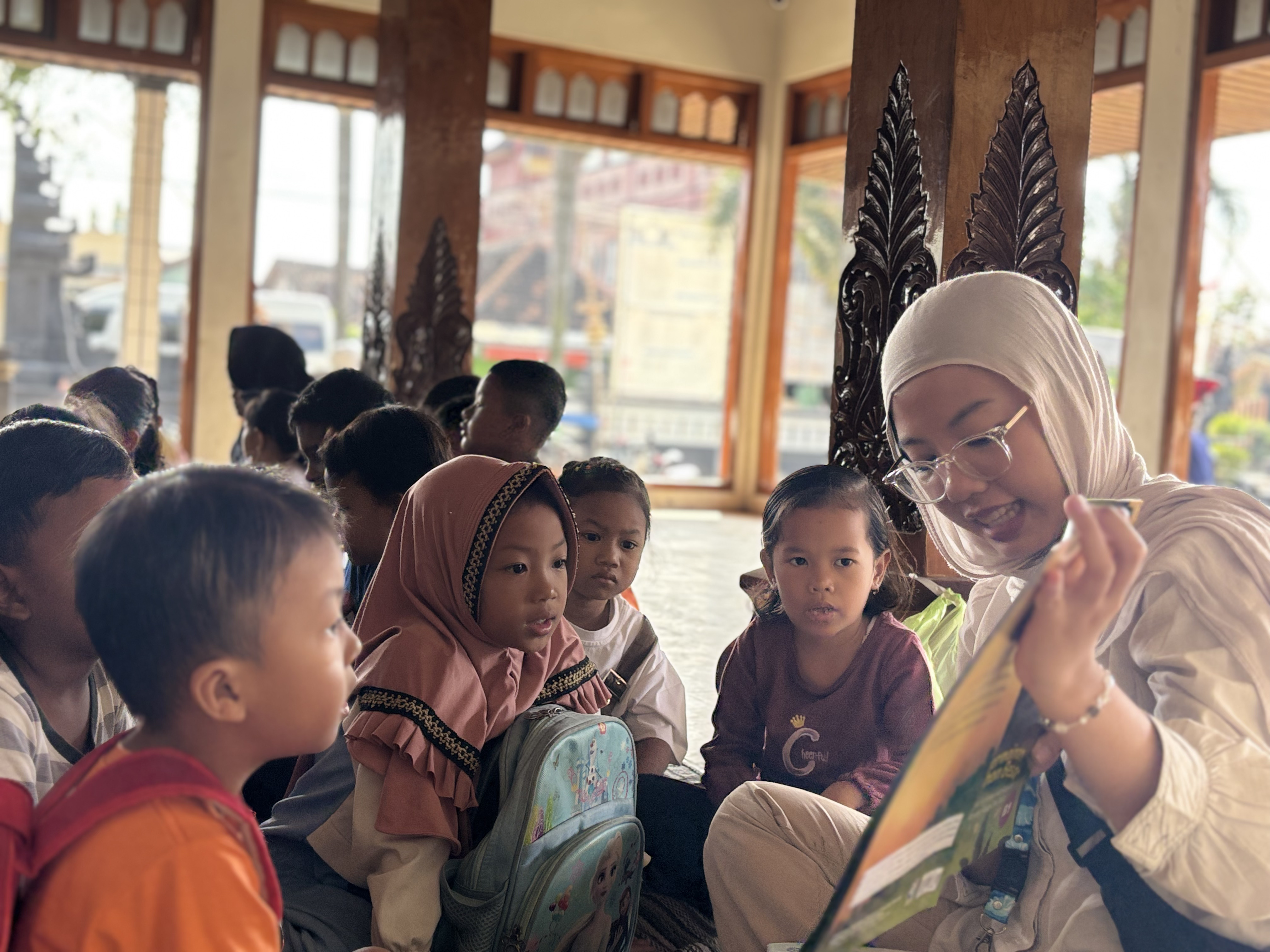 Interaksi positif antara anggota KKN-T PATIKAB06 dengan anak-anak pada kegiatan 