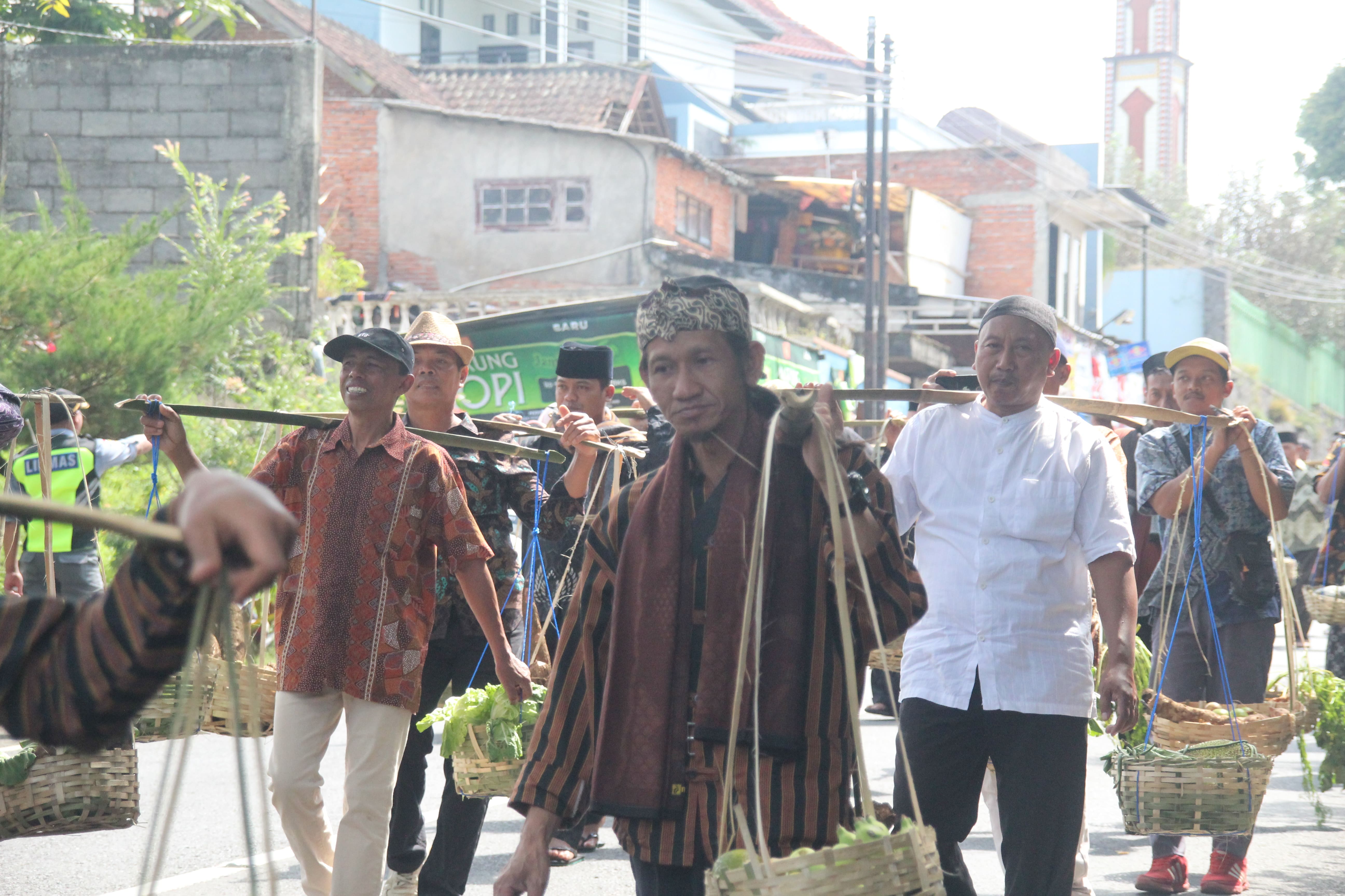 Prosesi atur pisungsung | Foto: (Dokumentasi Pribadi)