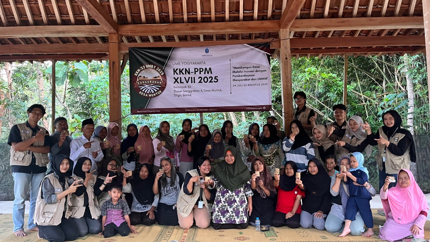 Foto bersama usai Pelatihan Lilin Aromaterapi Wadah Bambu di Sanggrahan II