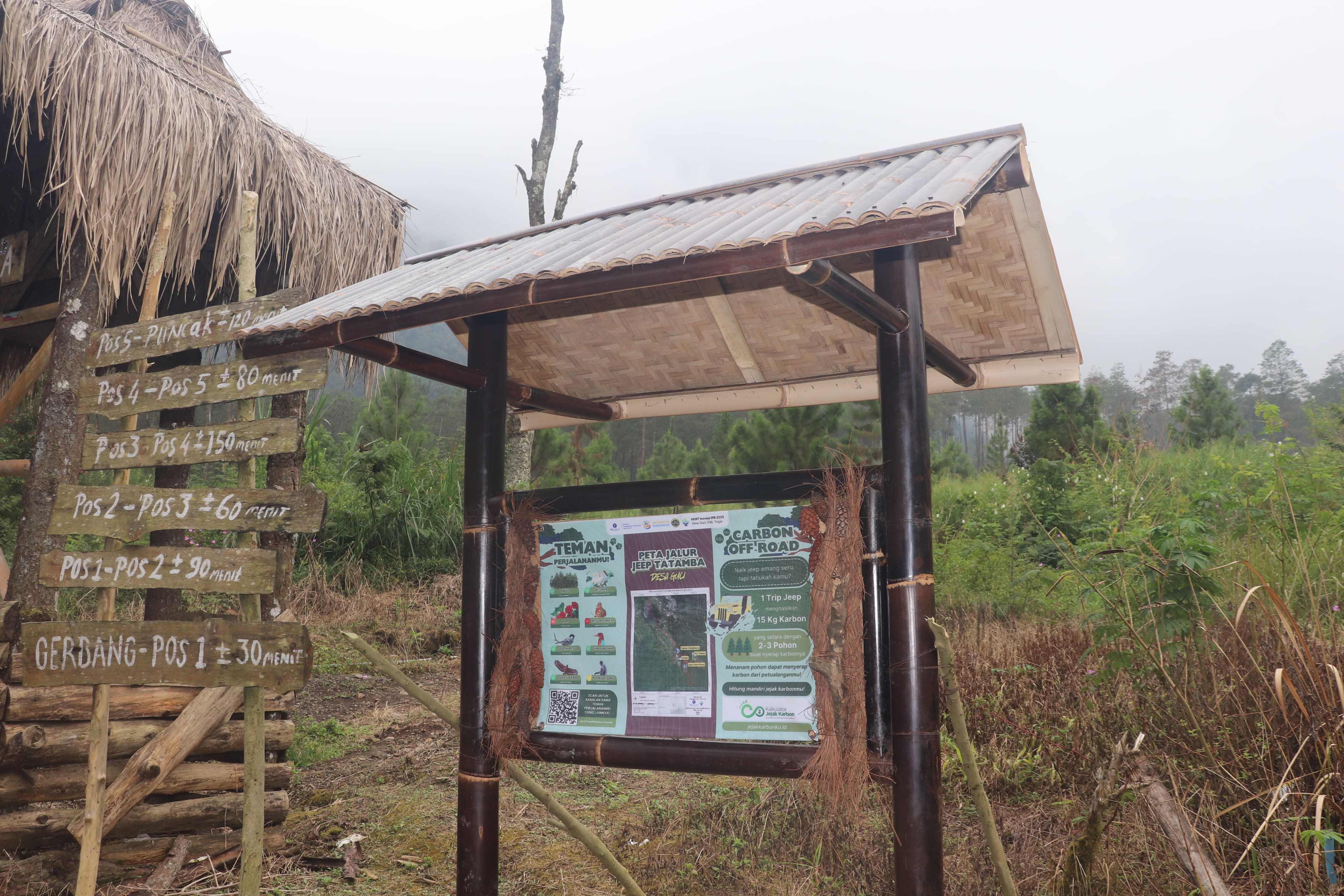 Papan Informasi Keanekaragaman Vegetasi, Satwa Liar dan Carbon Footprint di Pos Tawon Jalur Pendakian Gupala Gunung Slamet | Sumber: Dokumen Pribadi