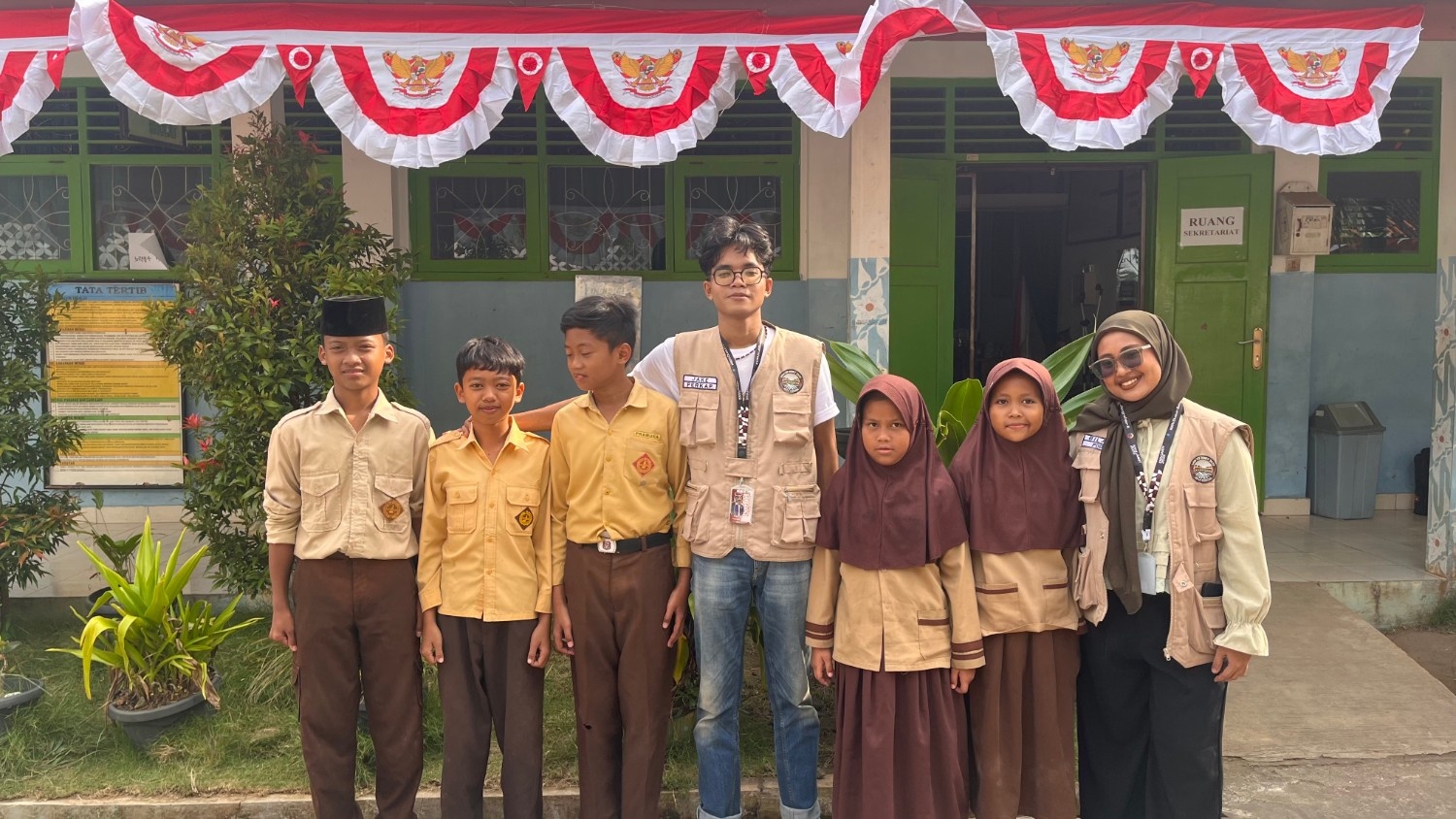 Lima siswa SD 2 Banjarharjo berfoto bersama usai berhasil menjawab pertanyaan dalam kuis edukasi