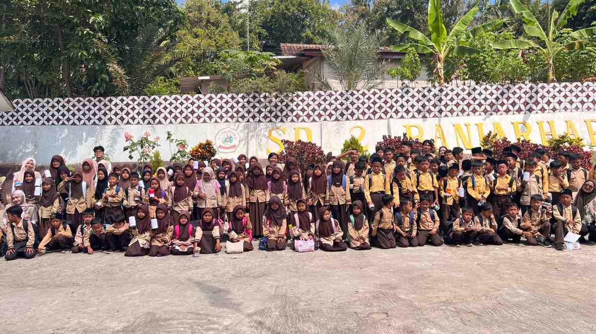 Foto bersama mahasiswa KKN 32 UMBY dengan siswa dan guru SD 2 Banjarharjo usai kegiatan edukasi self boundaries dan gemar menabung