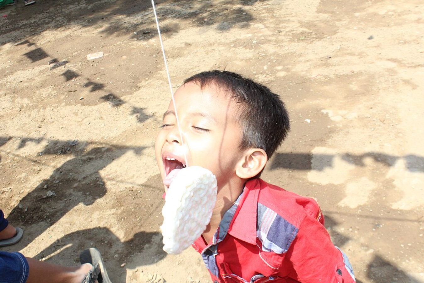 Lomba makan kerupuk | Wikimedia Commons/Pandi Ahmad Gunawan