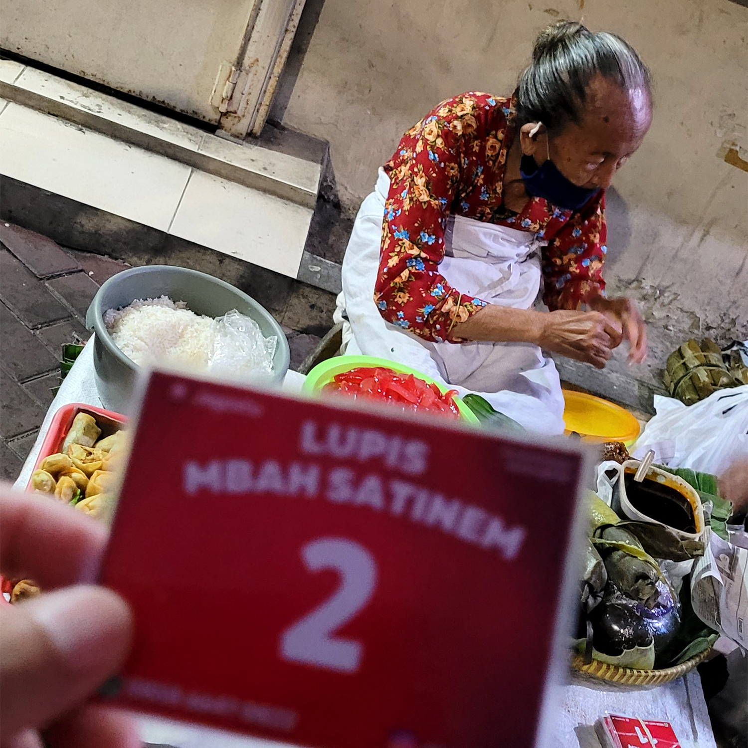 Antrean nomor 2 saat membeli lupis Mbah Satinem | Sumber: Dok Ang Tek Khun