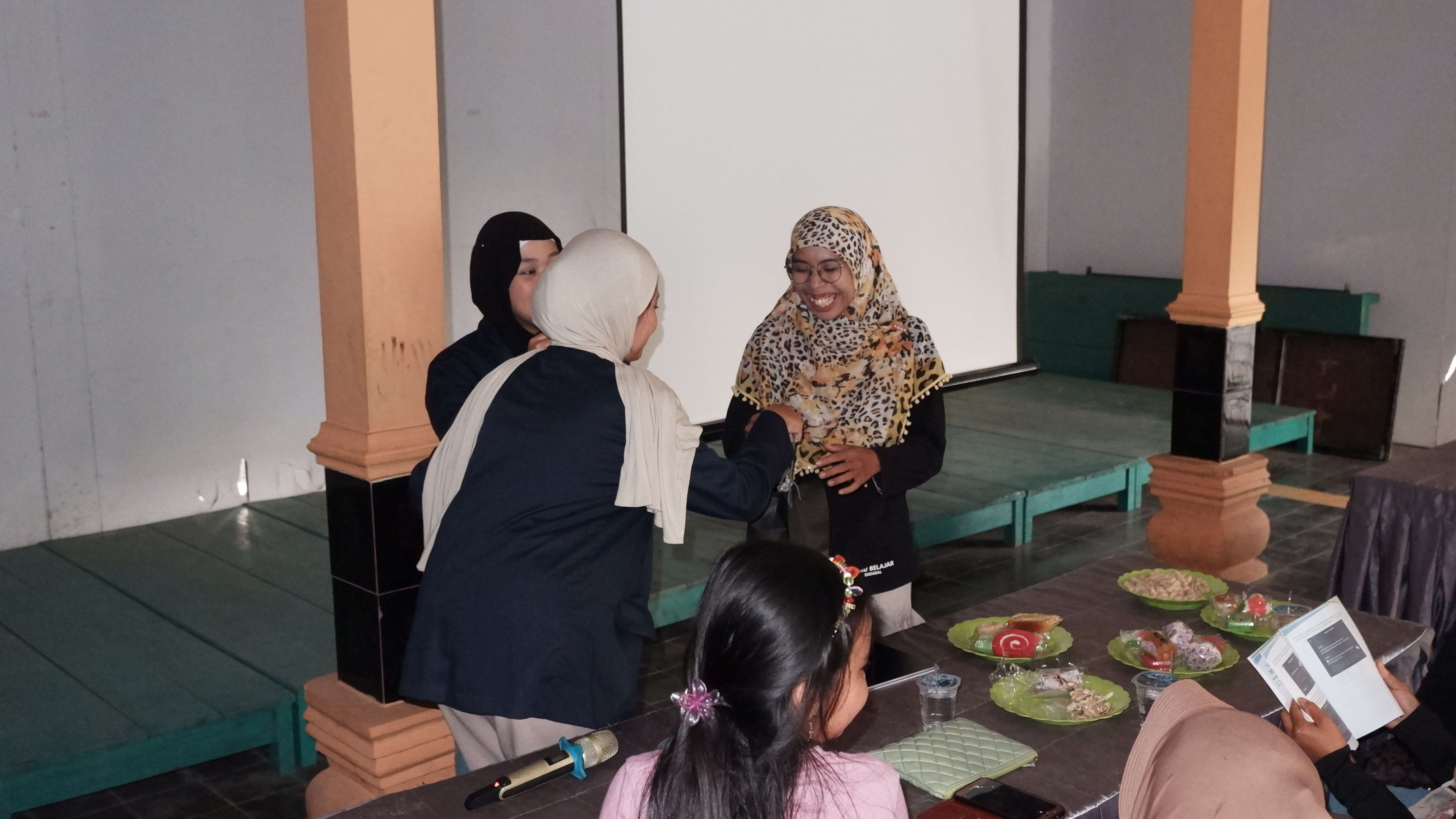 Pembagian booklet panduan digitalisasi UMKM | Foto: (Dionisius Ariel Elazaro Ersaputra)