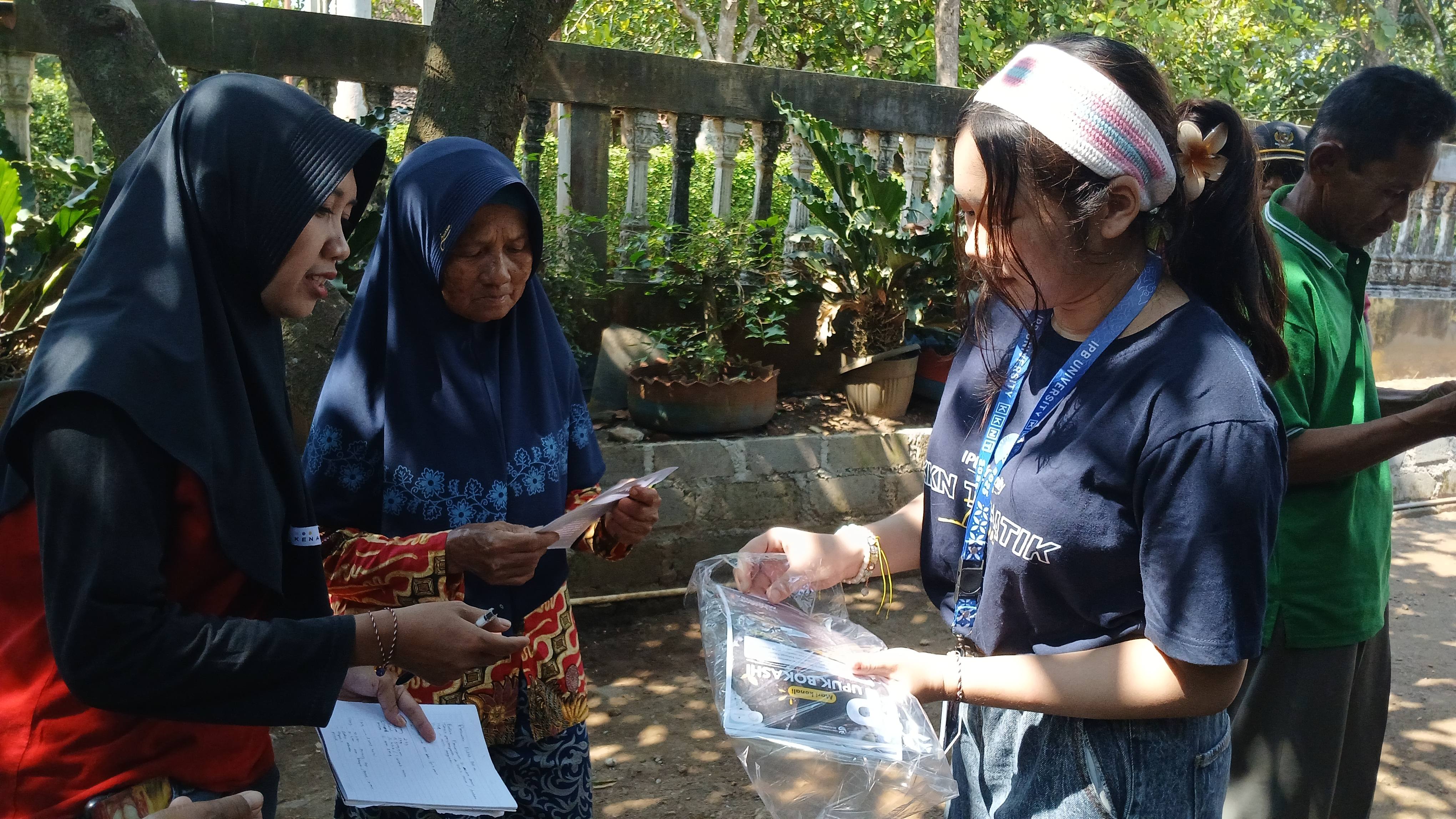 Pembagian Selebaran Pupuk Bokashi | Dokumentasi pribadi