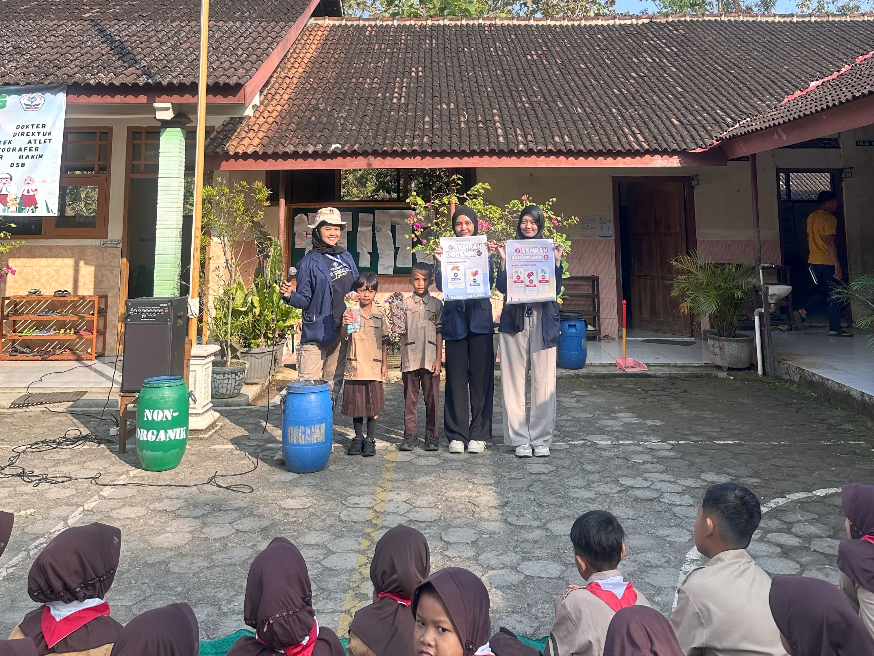 Pemberian hadiah oleh Tim KKN-T kepada murid yang aktif mempraktekkan materi.