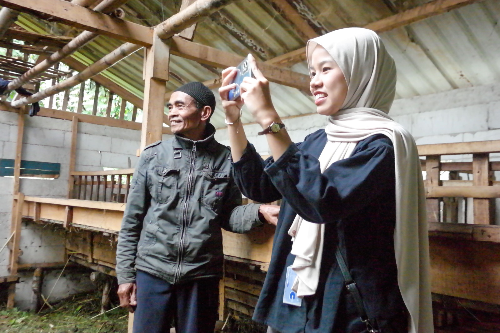 Mahasiswa KKN IPB University melakukan pemetaan dan pendataan peternakan bersama peternak di Desa Paweden.