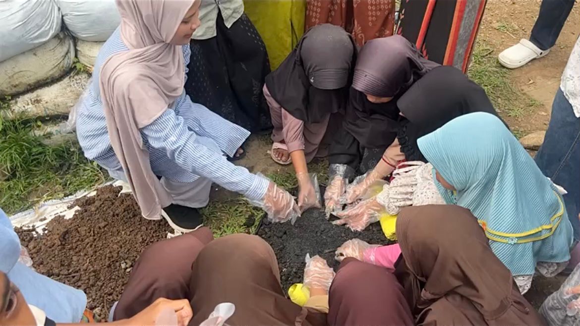 Praktik menanam bersama para santri