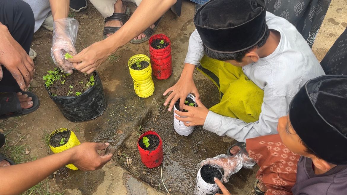 Praktik menanam bersama para santri