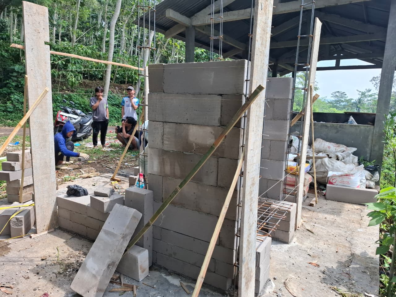 Proses pembangunan tungku pembakaran sampah rocket stove.