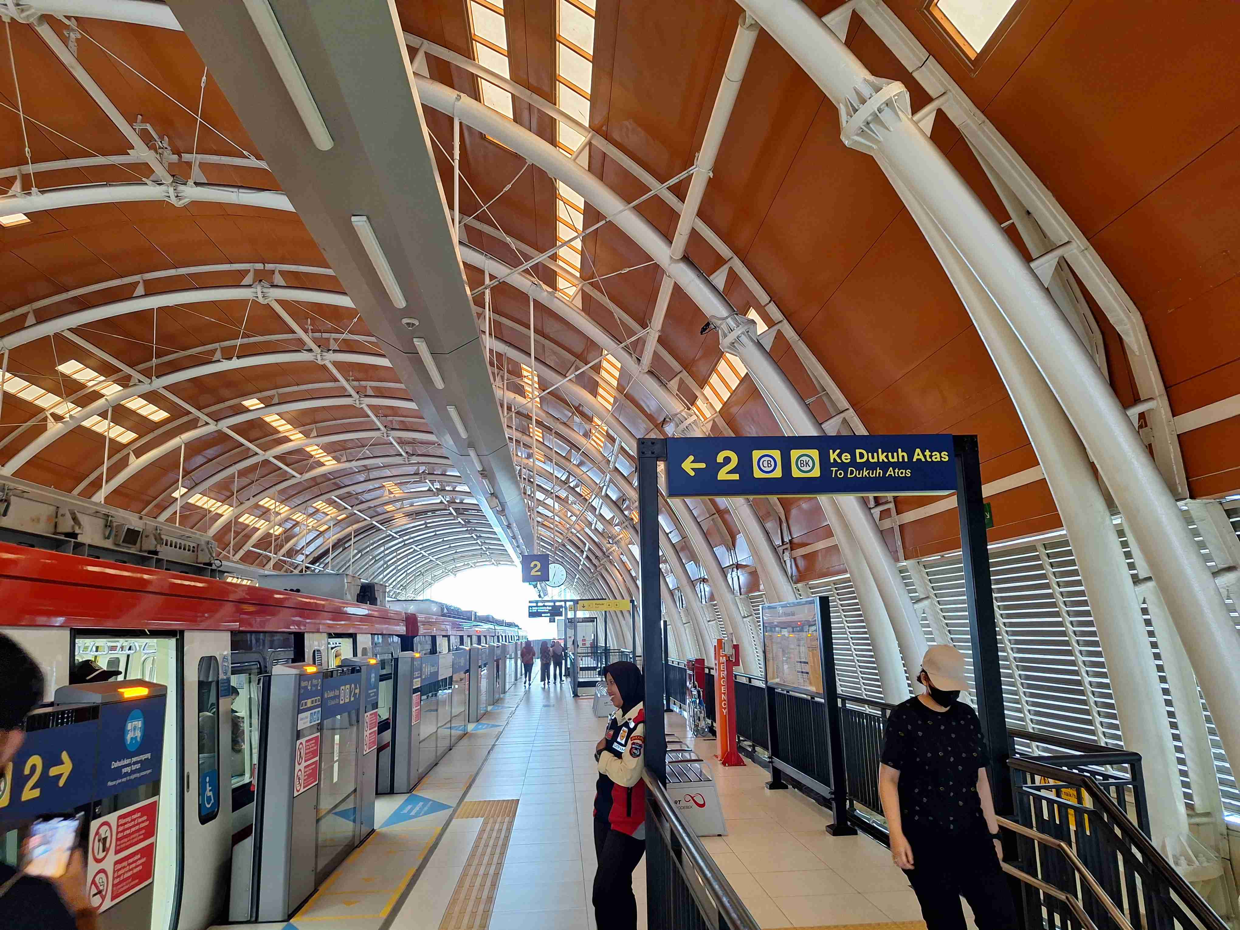 Stasiun Rasuna Said yang berwarna jingga | Wikipedia