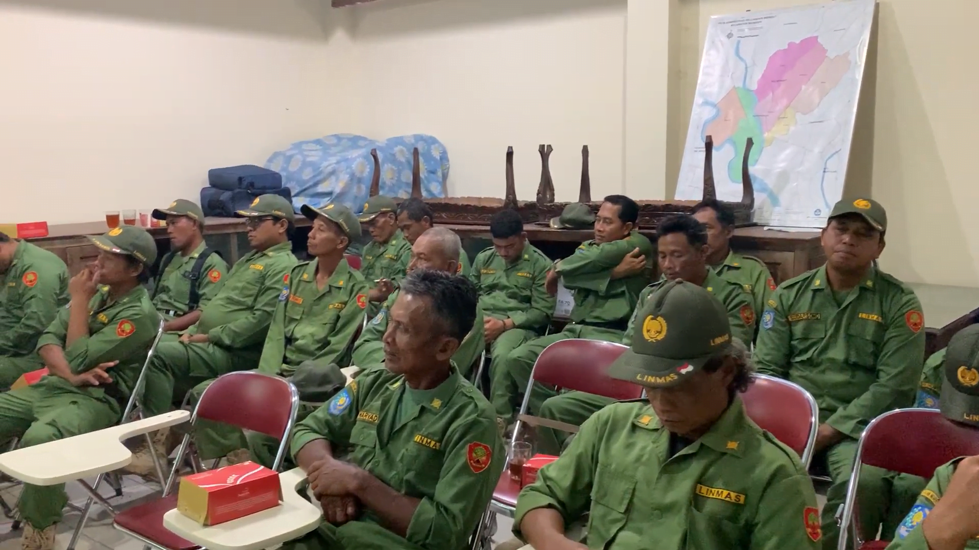 Suasana serius saat sosialisasi kesadaran hukum bersama Satlinmas Desa Mendut, garda terdepan penjaga ketertiban. | Foto: Dokumentasi Tim KKN UGM Sangga Asa
