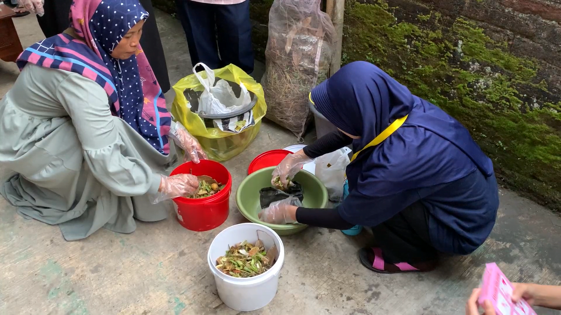 Proses pembuatan kompos organik bersama warga. Sebuah langkah kecil untuk mengelola limbah menjadi berkah bagi tanah Mendut. | Foto: Dokumentasi Tim KKN UGM Sangga Asa