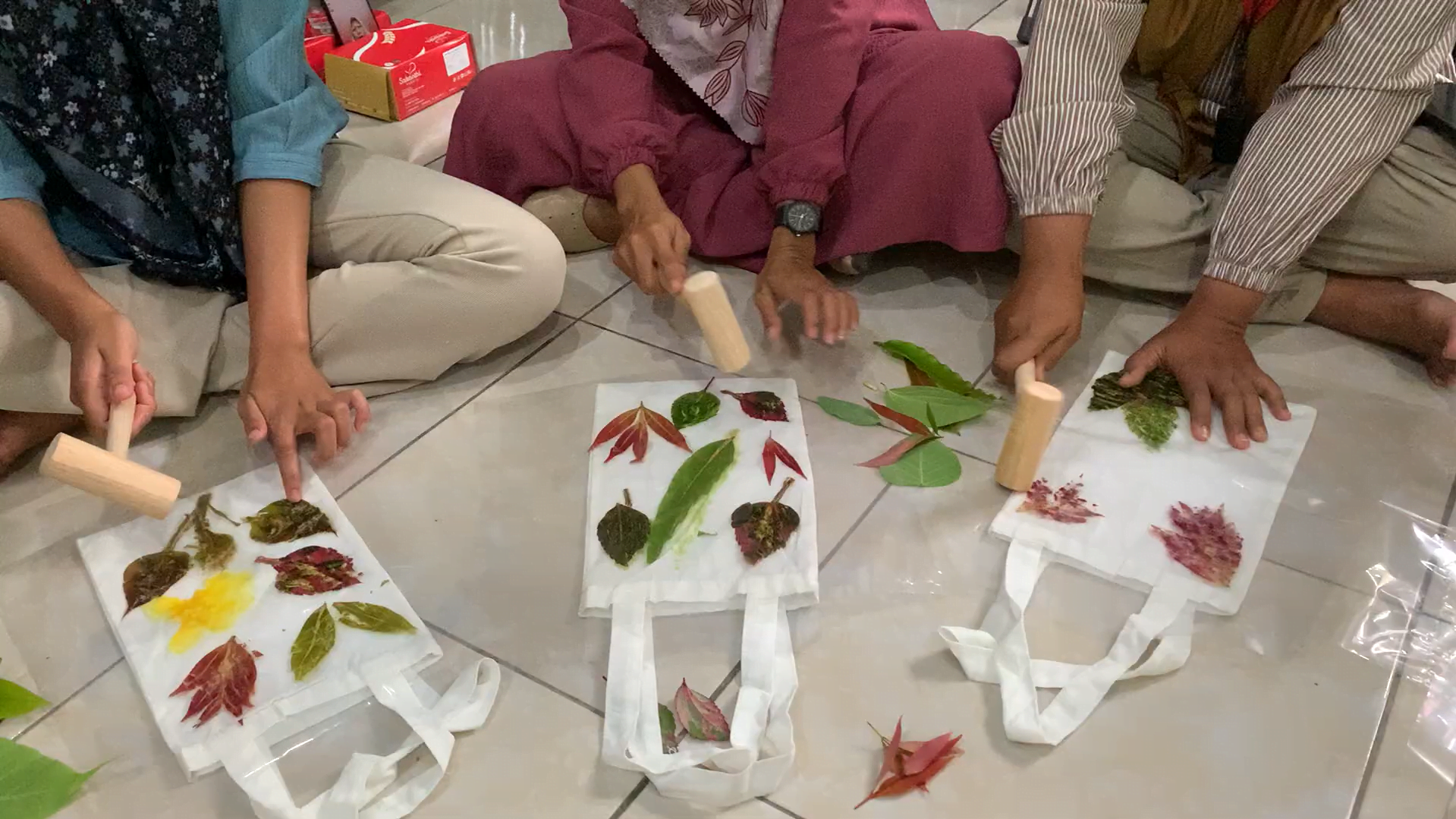 Ibu-ibu PKK Desa Mendut tengah asyik berkreasi dengan teknik ecoprint, mengubah daun menjadi karya seni bernilai ekonomi. | Foto: Dokumentasi Tim KKN UGM Sangga Asa