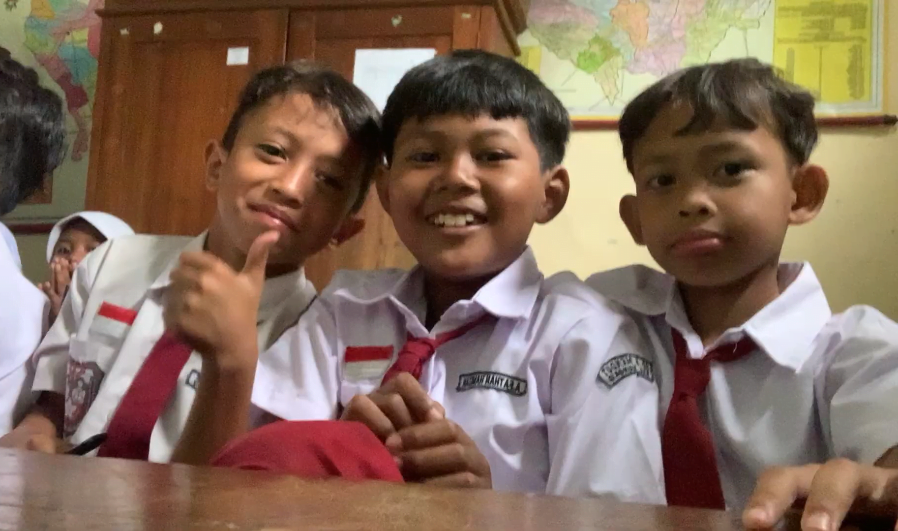 Senyuman keceriaan anak-anak SDN Mendut. | Foto: Dokumentasi Tim KKN UGM Sangga Asa