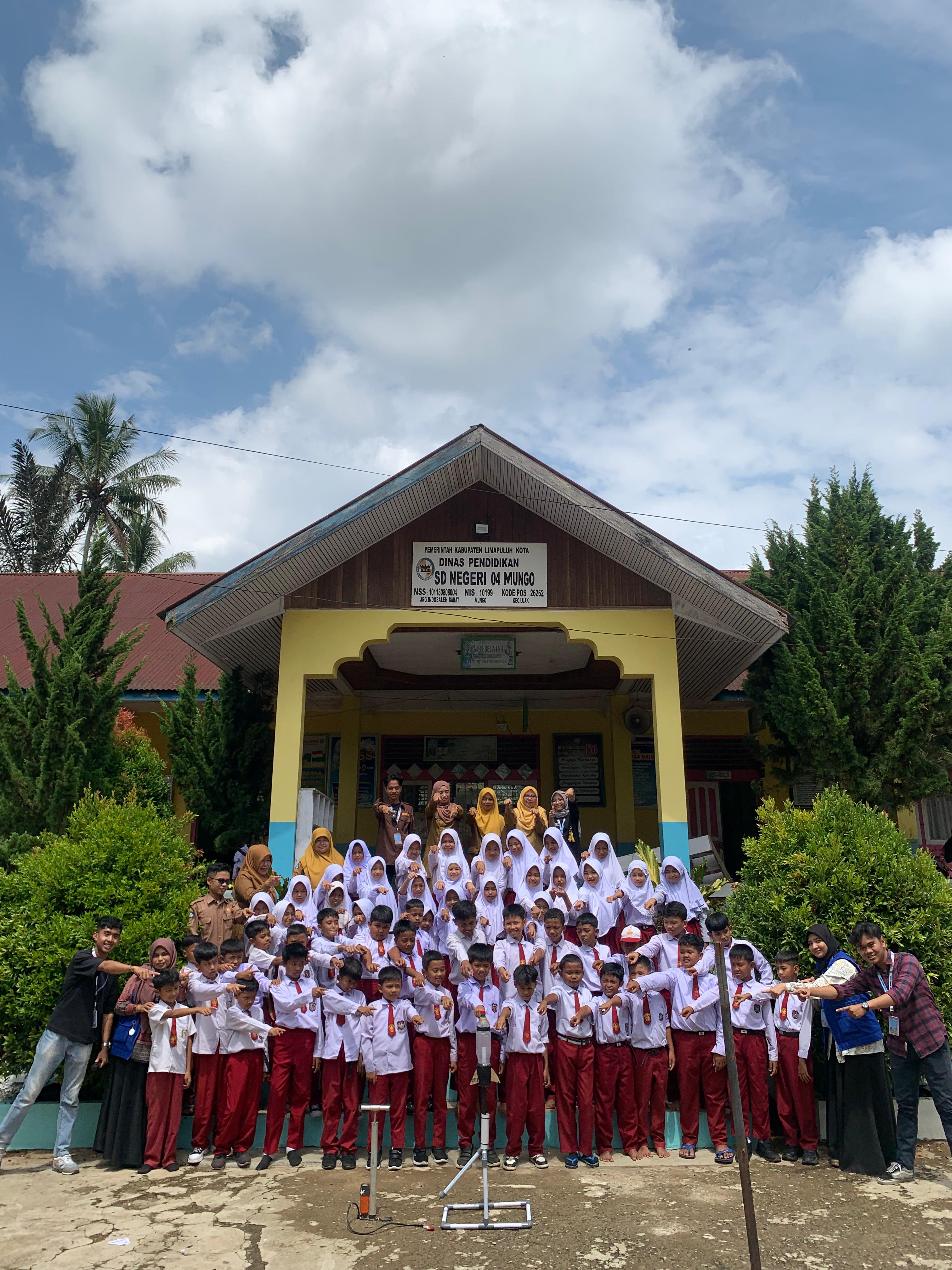 Sosialisasi Roket air di SDN 01 Mungo