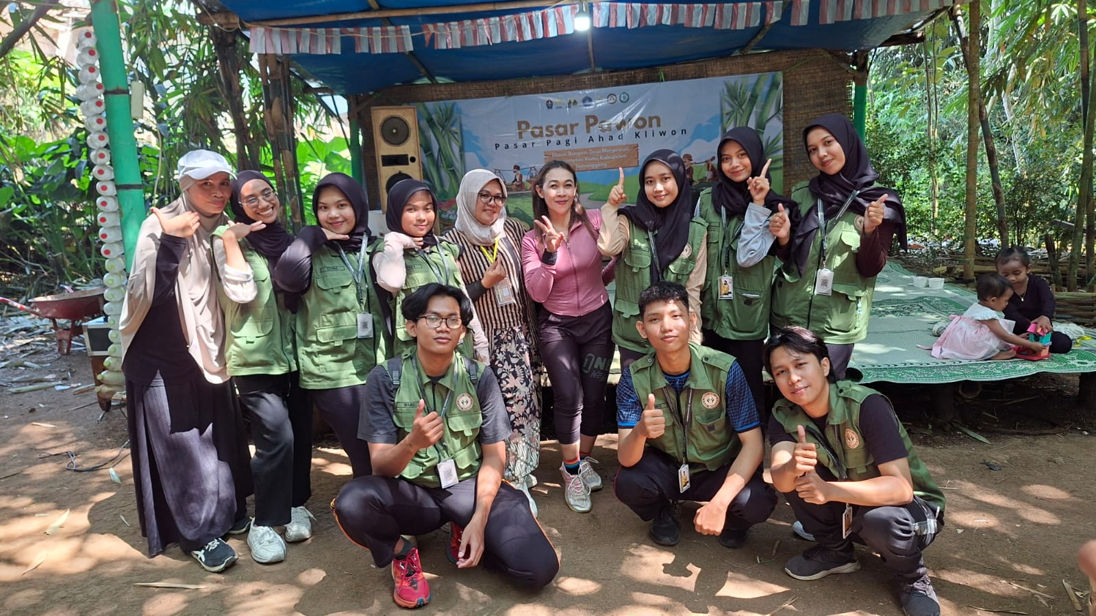 Senam bersama ibu-bu dengan instruktur Miss Evi.