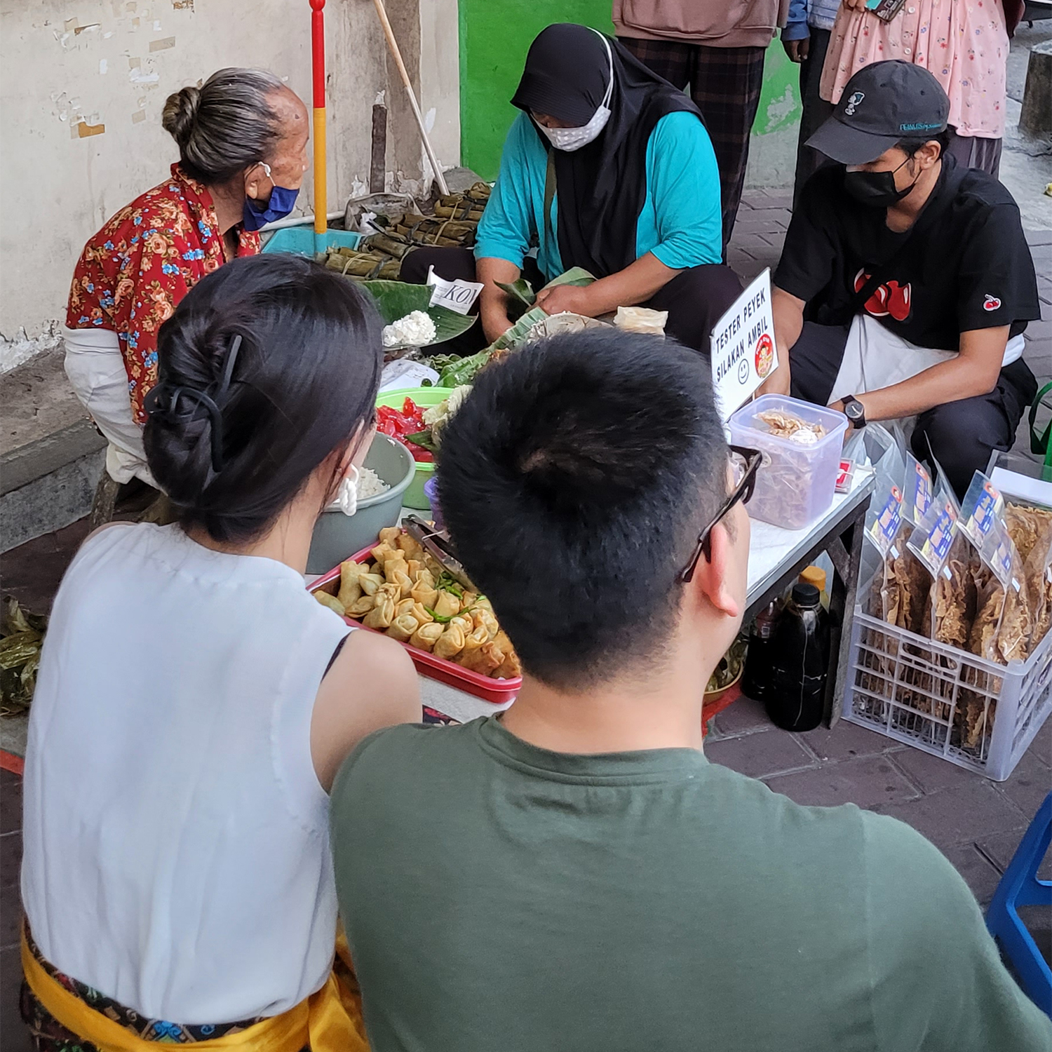 Turis asing berbaur dan sabar mengantre lupis Mbah Satinem | Sumber: Dok Ang Tek Khun