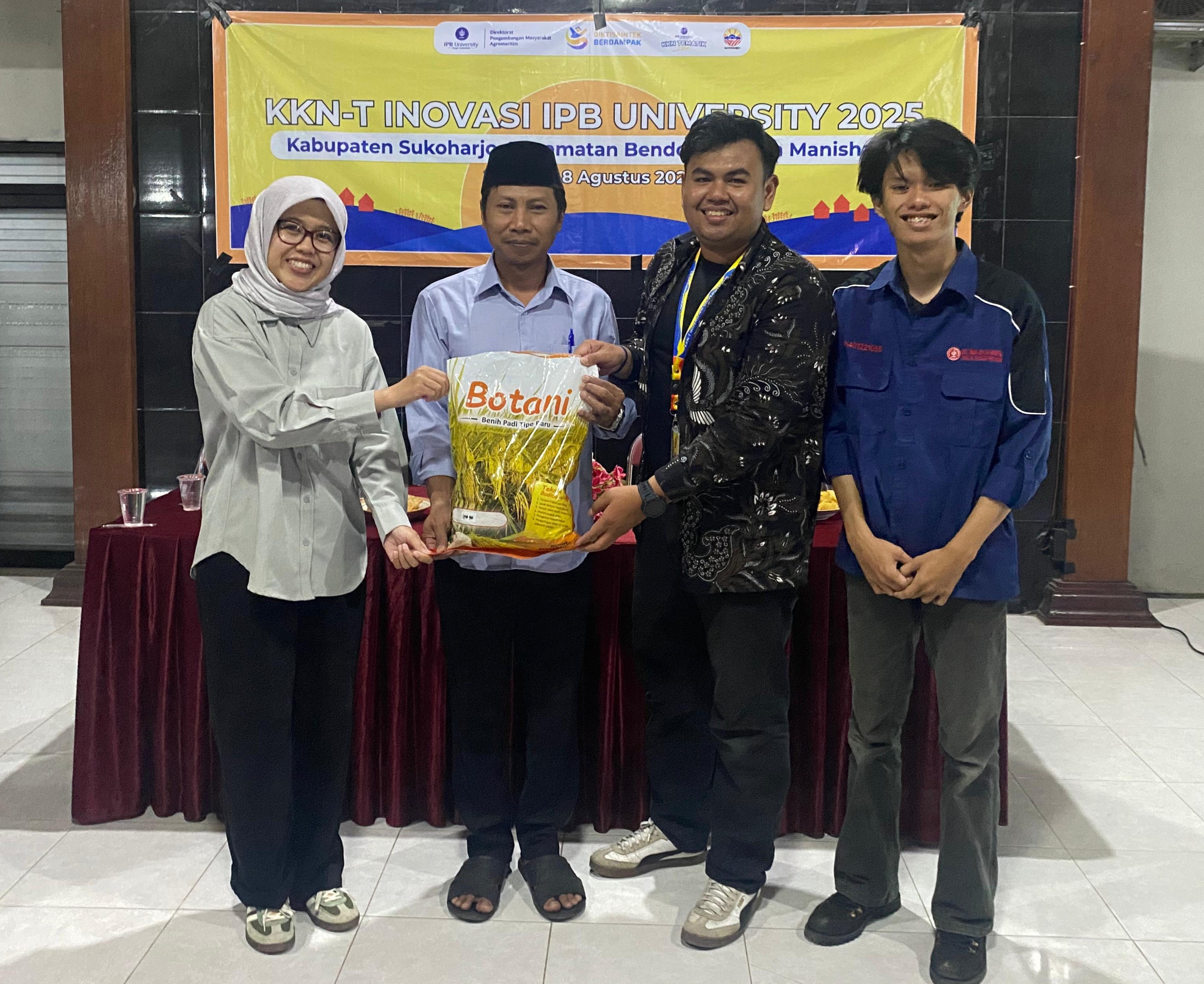 Pemberian Benih Padi IPB 9G kepada Petani | Sumber: Dokumentasi Pribadi
