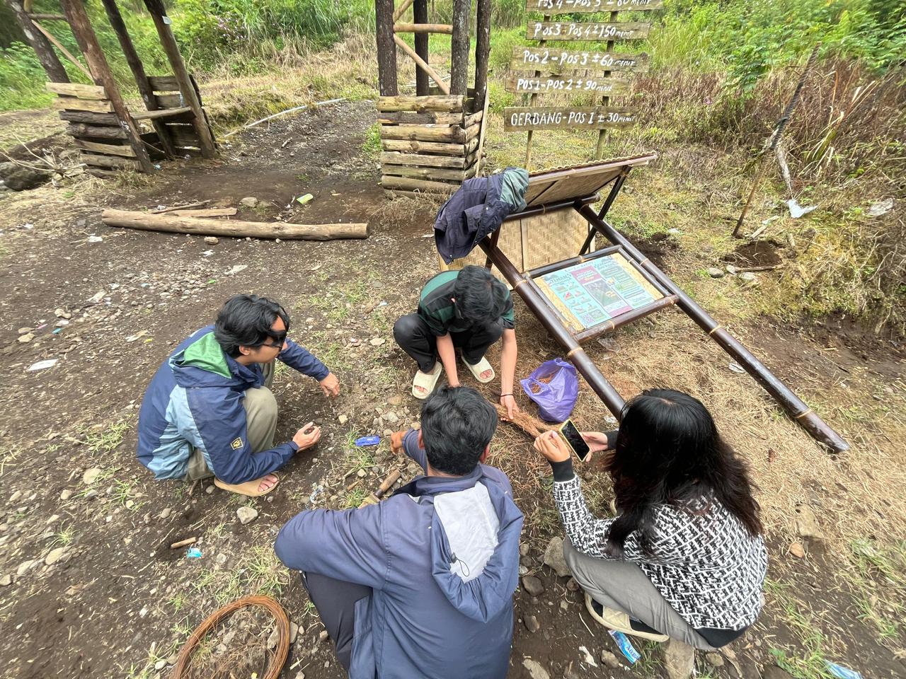Pembuatan Papan Informasi oleh Kelompok KKNT IPB 2025 | Sumber: Dokumen Pribadi