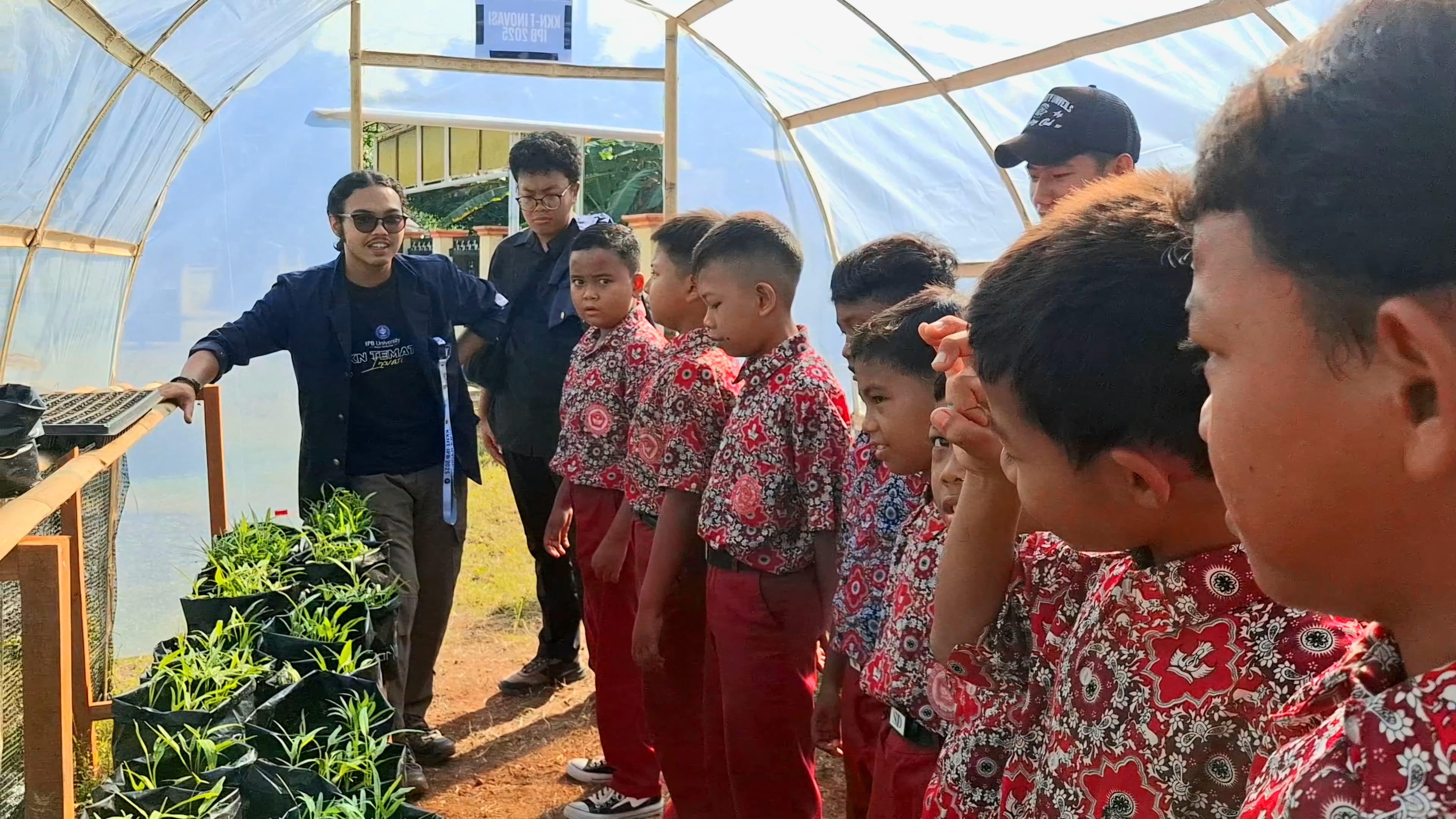 Siswa SDN Kwigaran Antusias Mengunjungi Greenhouse sebagai Sarana Belajar Bertani