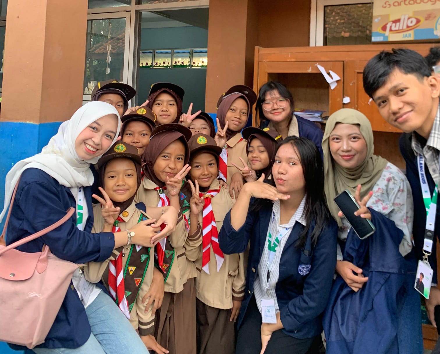 Foto bersama anak-anak di SDN 03 Tajurhalang