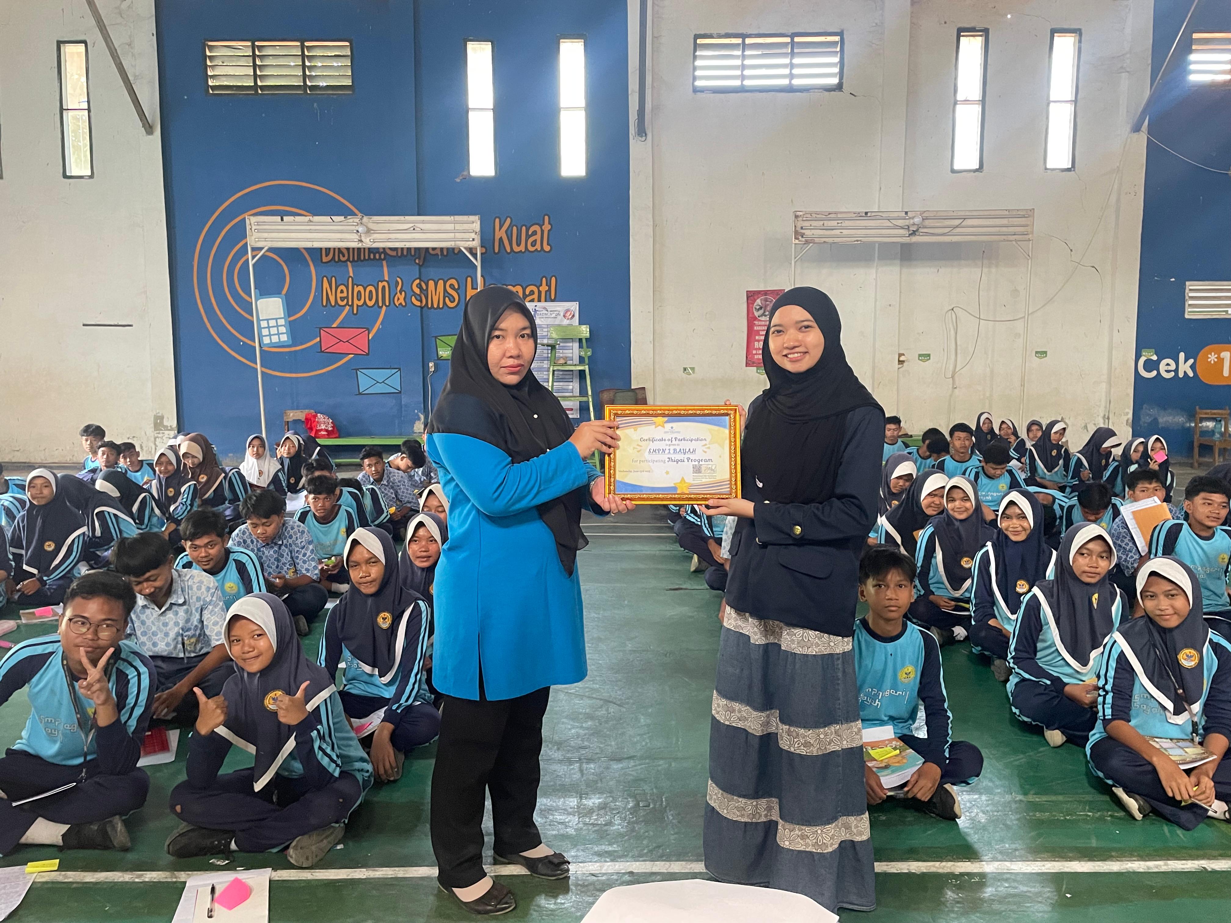 Pemberian cinderamata kepada pihak sekolah (sumber: dokumentasi pribadi)