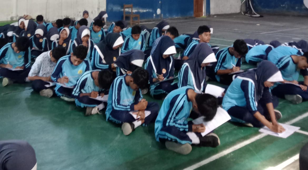 Pengerjaan pre-test dan post-test oleh siswa (sumber: dokumentasi pribadi)