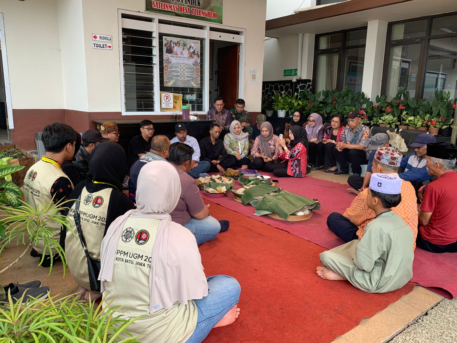 Prosesi doa bersama saat kegiatan Majang Tarub | Foto: (Dokumentasi Pribadi)