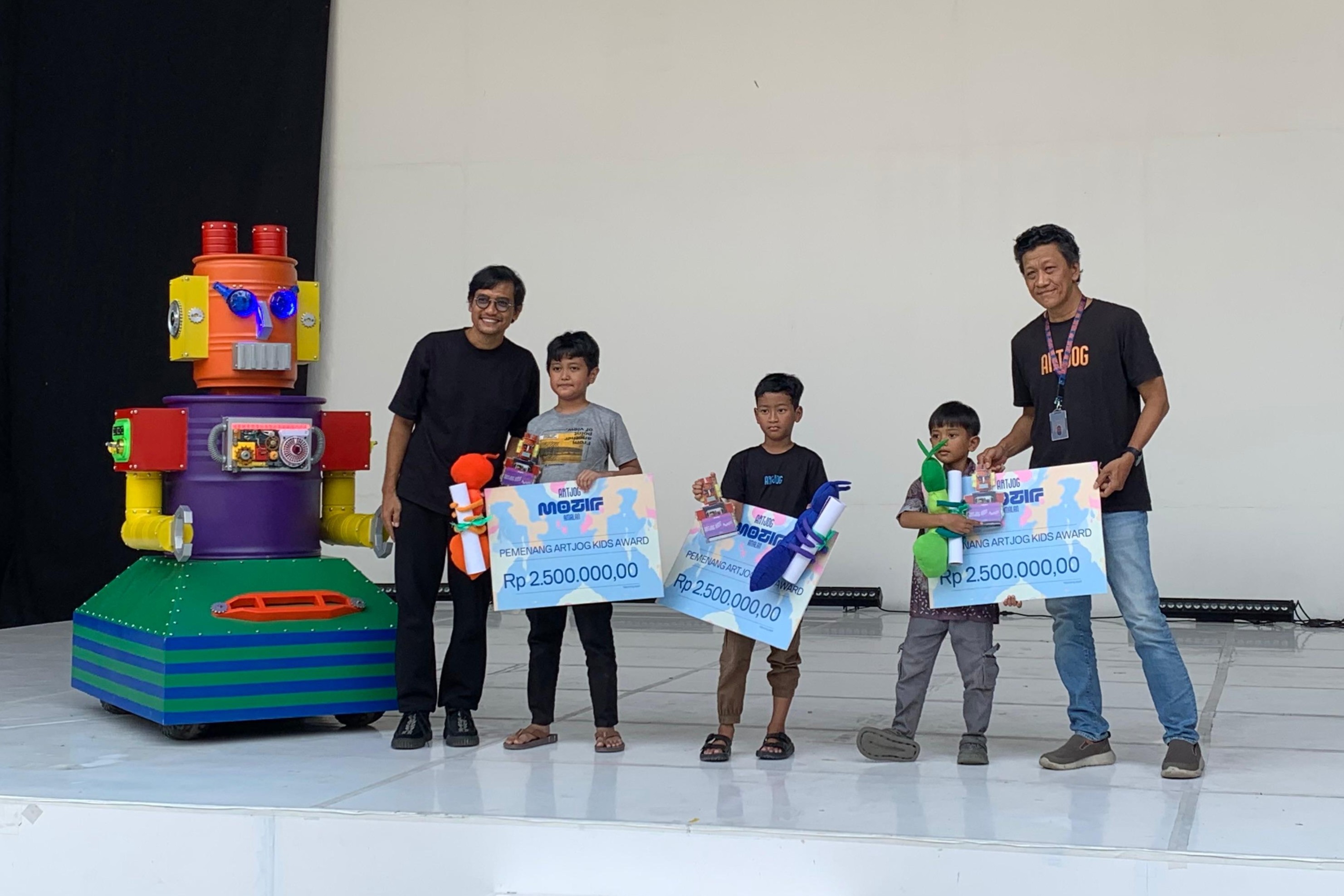 Ketiga pemenang dalam ARTJOG Kids Awards 2025 di Yogyakarta, Minggu (24/8) | GNFI/Emily Zakia
