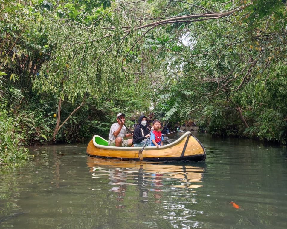 Wahana Permainan Perahu Tradisional di Sumber Banteng