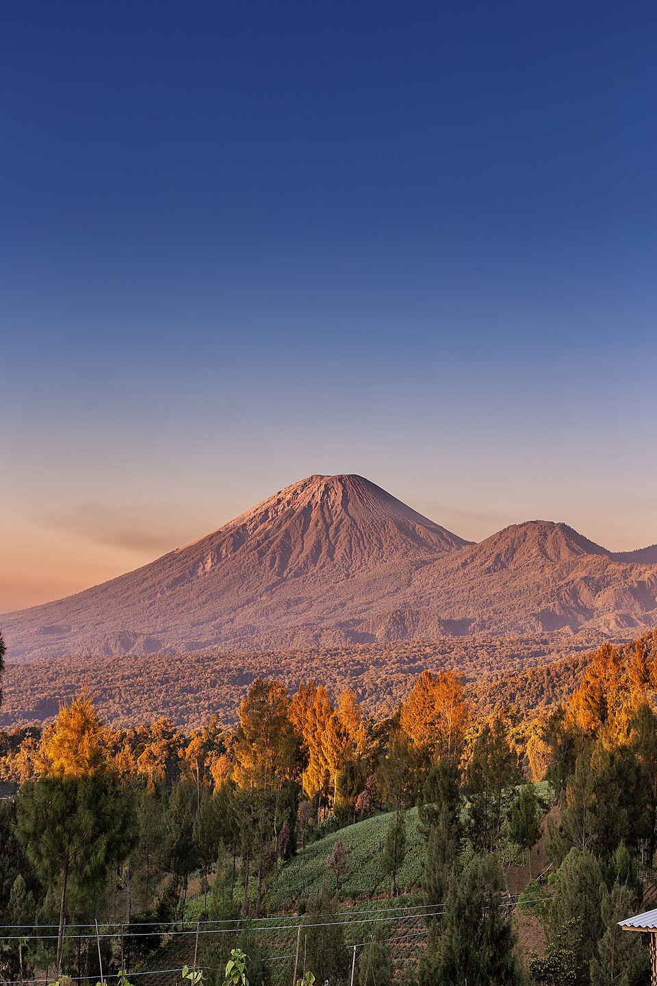 Gunung Semeru, gunung tertinggi di Pulau Jawa