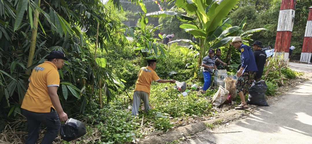Giat Bersih-bersih bersama bersama Pemdes, Rt, Rw, Kader Posyandu dan PKK dan Tokoh | Sumber Foto: Dok. Pribadi Belgi Alhuda