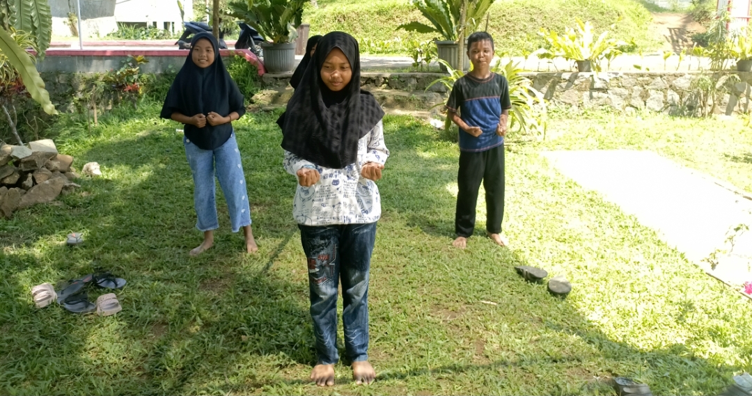 Anak-anak Desa Ciburayut pada saat berlatih penca silat Cimande | sumber foto: Dok. Pribadi Belgi Alhuda