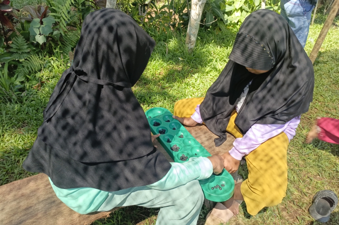 Potret anak-anak Desa Ciburayut nampak asik memainkan permainan congklat | sumber foto: Dok. Pribadi Belgi Alhuda