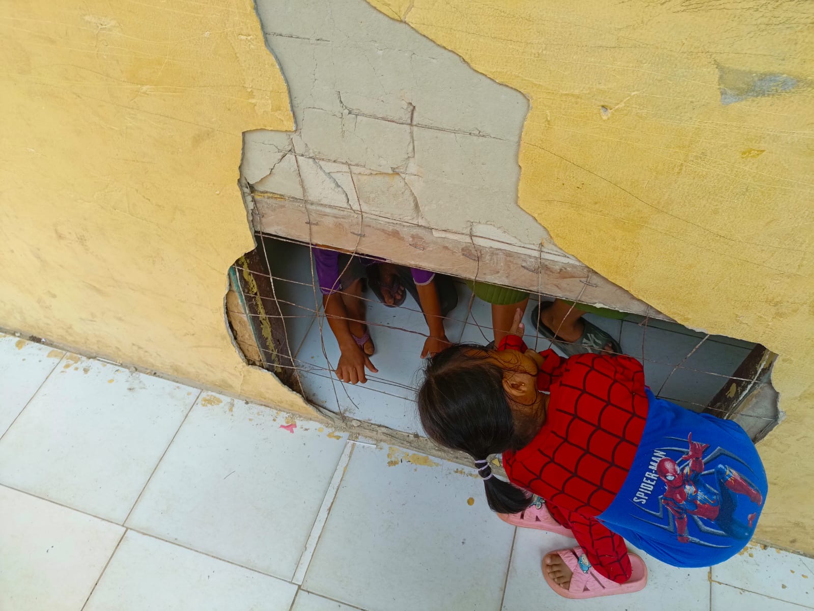 Keadaan salah satu sisi dinding sekolah yang bolong dan rawan melukai siswa | Dokumentasi Pribadi