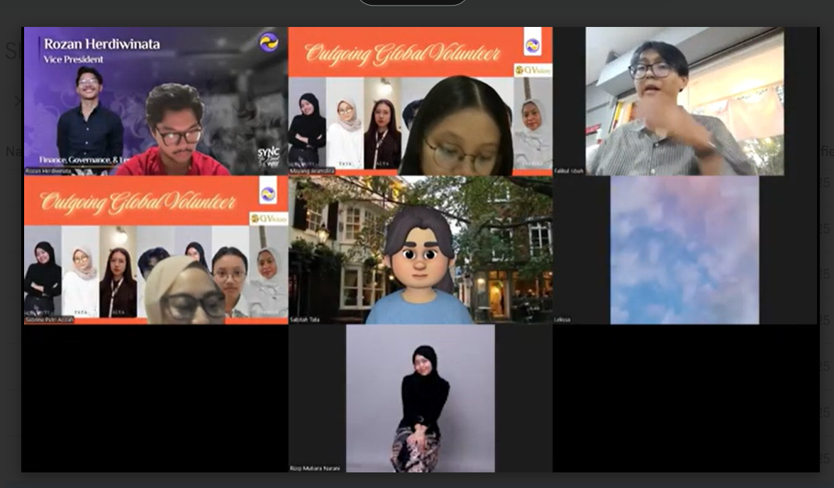Departemen oGV bersama Rozan dan Falik pada kegiatan Debrief with AIESEC