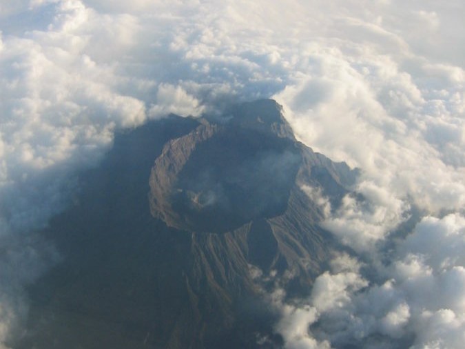Gambar Gunung Raung, Salah Satu Gunung Tertinggi di Jawa Anggota Seven Summits of Java | Sumber: Wikimedia Commons @Cosmotic at English Wikipedia