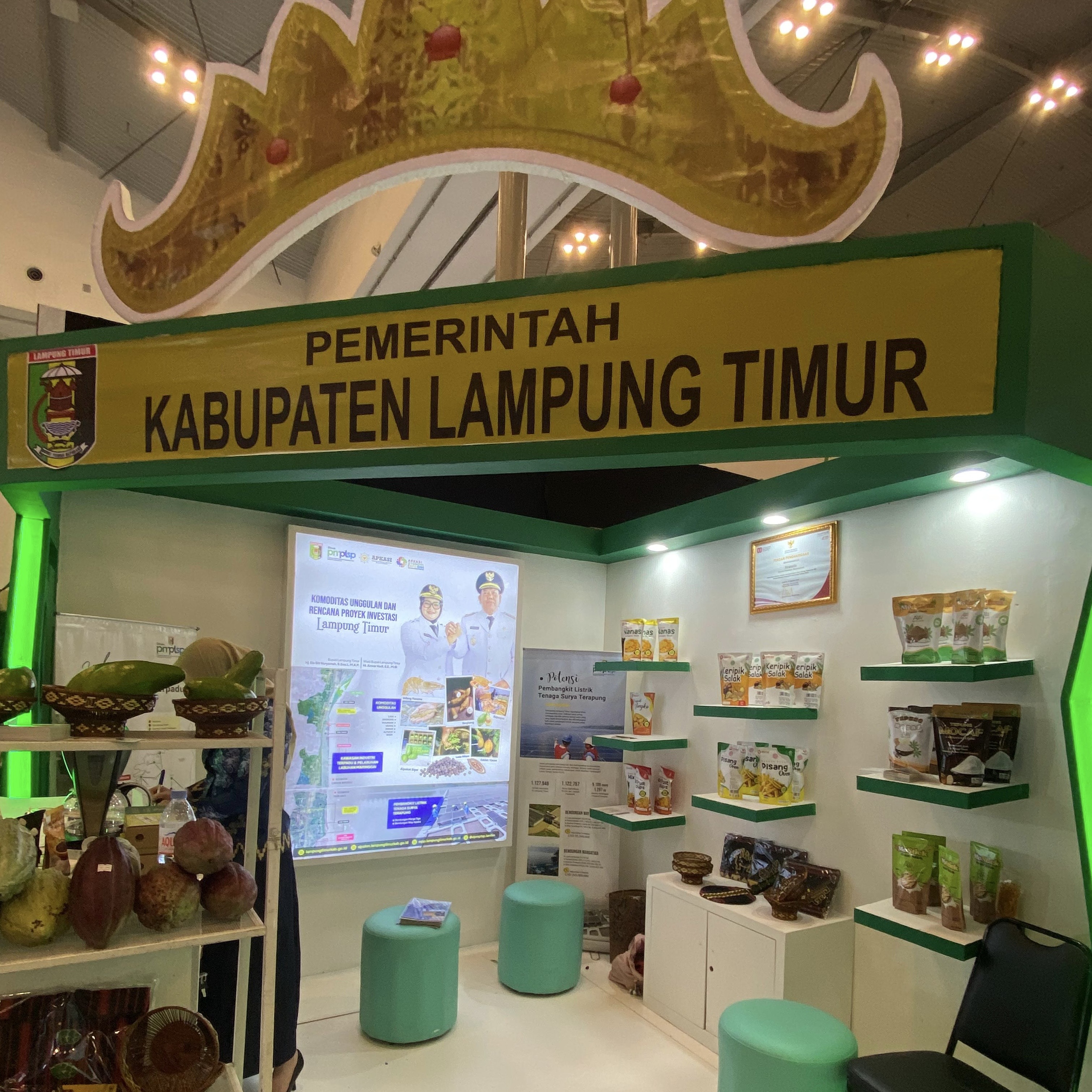 Stan pemerintah kabupaten Lampung Timur pada AOE 2025, menampilkan produk-produk kerajinan dan inovasi BUMDes, seperti produk Tepung Mocaf, MoTiwul, dan MoStick BUMDes Desa Braja Gemilang.