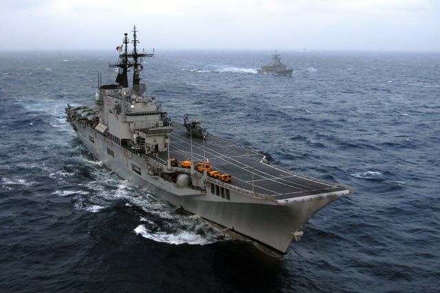 Kapal induk Italia Giuseppe Garibaldi saat ikut latihan multinasional Majestic Eagle 2004. Kapal tua ini kini tengah dilirik Indonesia untuk jadi kapal induk pertamanyaSumber PHAN ROB GATON, USN 
