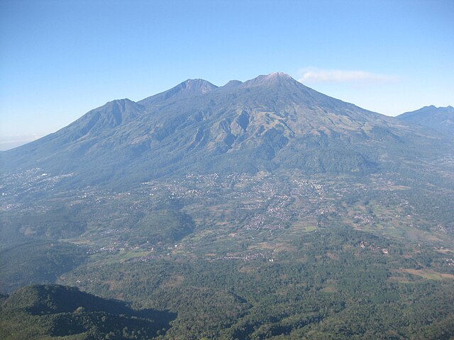 Gambar Gunung Welirang dan Arjuno, Gunung Tertinggi di Jawa Anggota Seven Summits of Java | Sumber: Wikimedia Commons @Harris Frilingga K