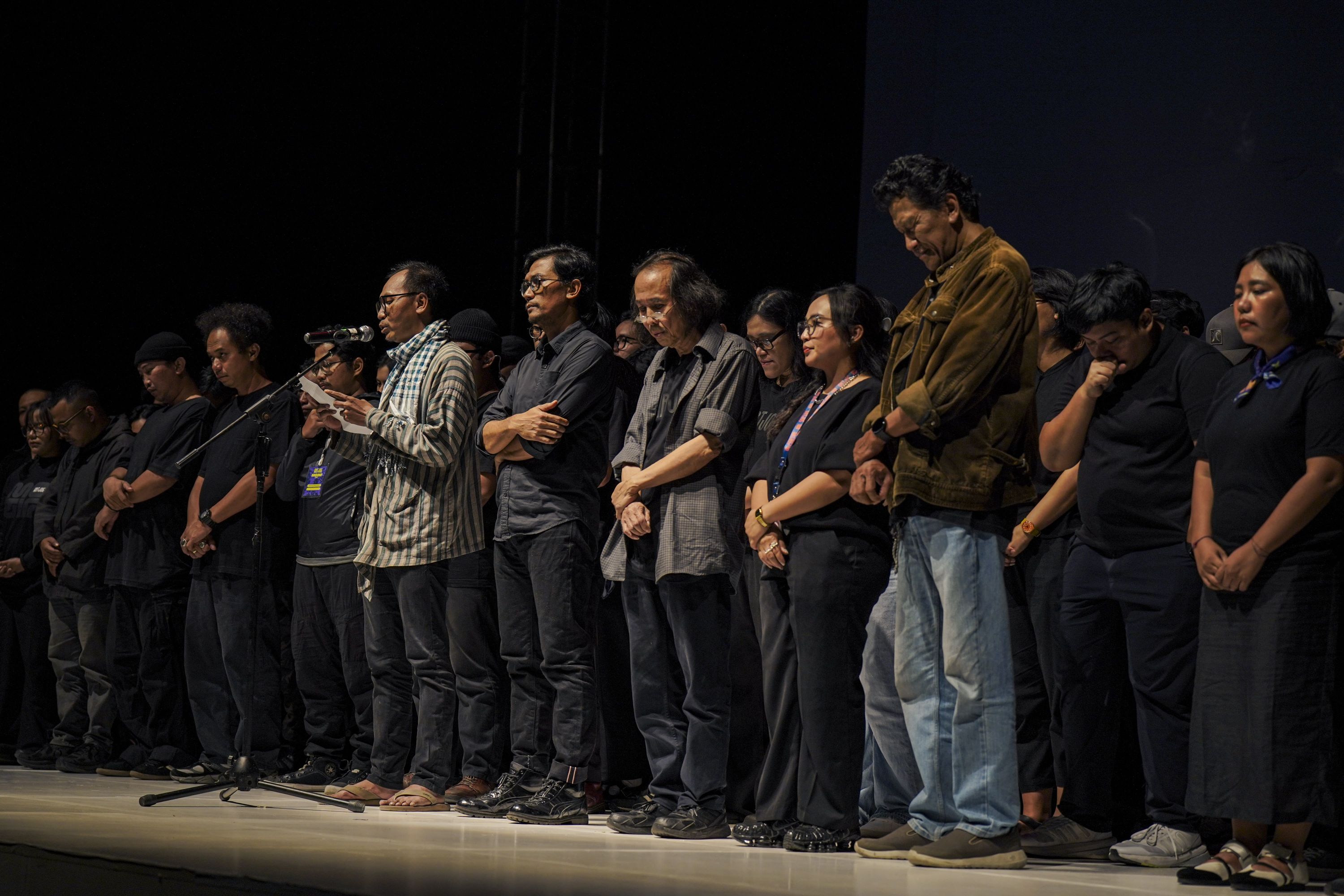 Salah satu rangkaian Seremoni Penutupan ARTJOG 2025 yaitu Pembacan Doa oleh Faisal Kamandobat (ARTJOG/Herryawan Indra)