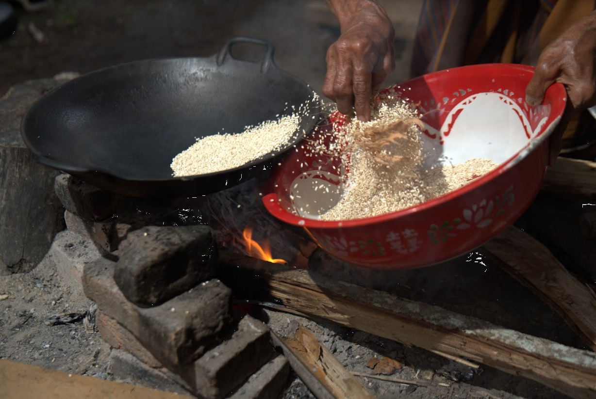 Aktivitas menyangrai/menyiai beras ketan untuk dijadikan bahan dasar pembuatan bareh rendang/beras rendang | Foto oleh Rekam Indonesia/GNFI