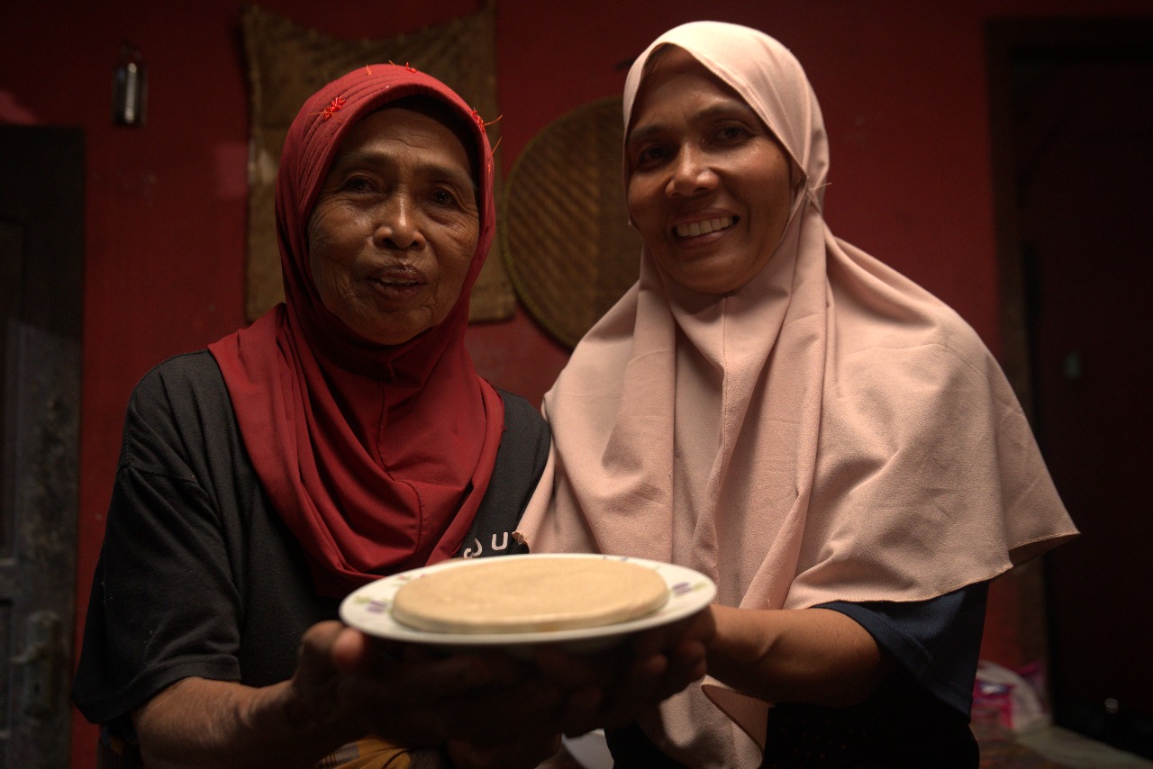Ibu dan putrinya memperlihatkan Bareh Randang yang baru selesai dibuat. Kudapan manis ini bukan hanya suguhan adat, tetapi juga simbol warisan yang berpindah antargenerasi, menjaga tradisi tetap hidup. Foto oleh Rekam Indonesia/GNFI